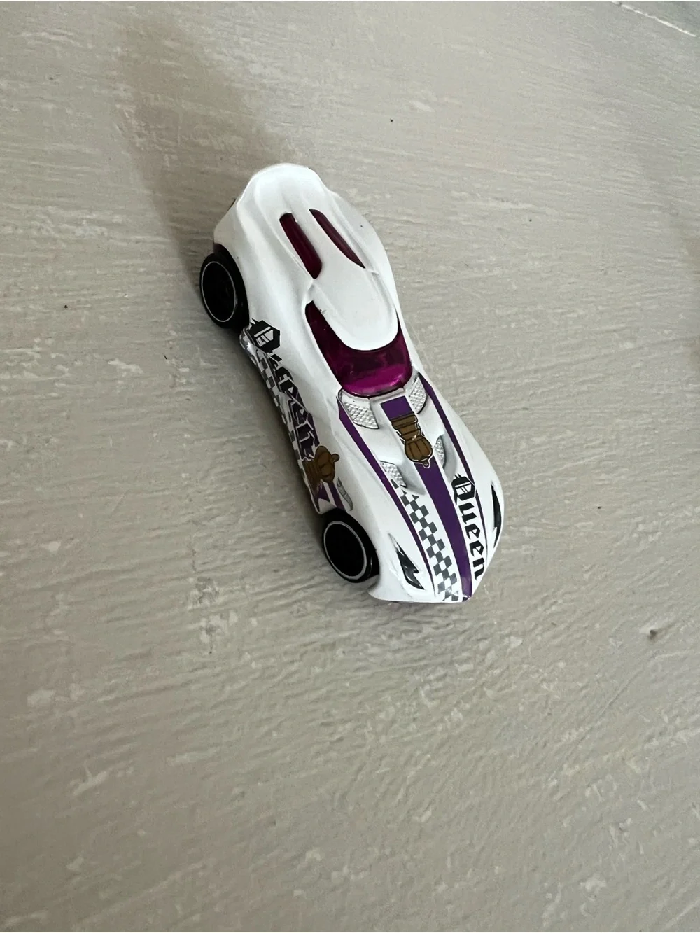 2013 HOT WHEELS BDD03 CHESS PIECE QUEEN WHITE & PURPLE 1:64 DIECAST 3